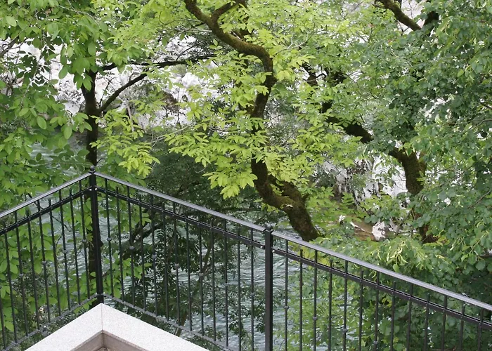 Riverside Rustic Ridge With Balcony - Two Bedroom With Balcony شقة