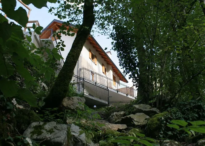 شقة Riverside Rustic Ridge With Balcony - Two Bedroom With Balcony *